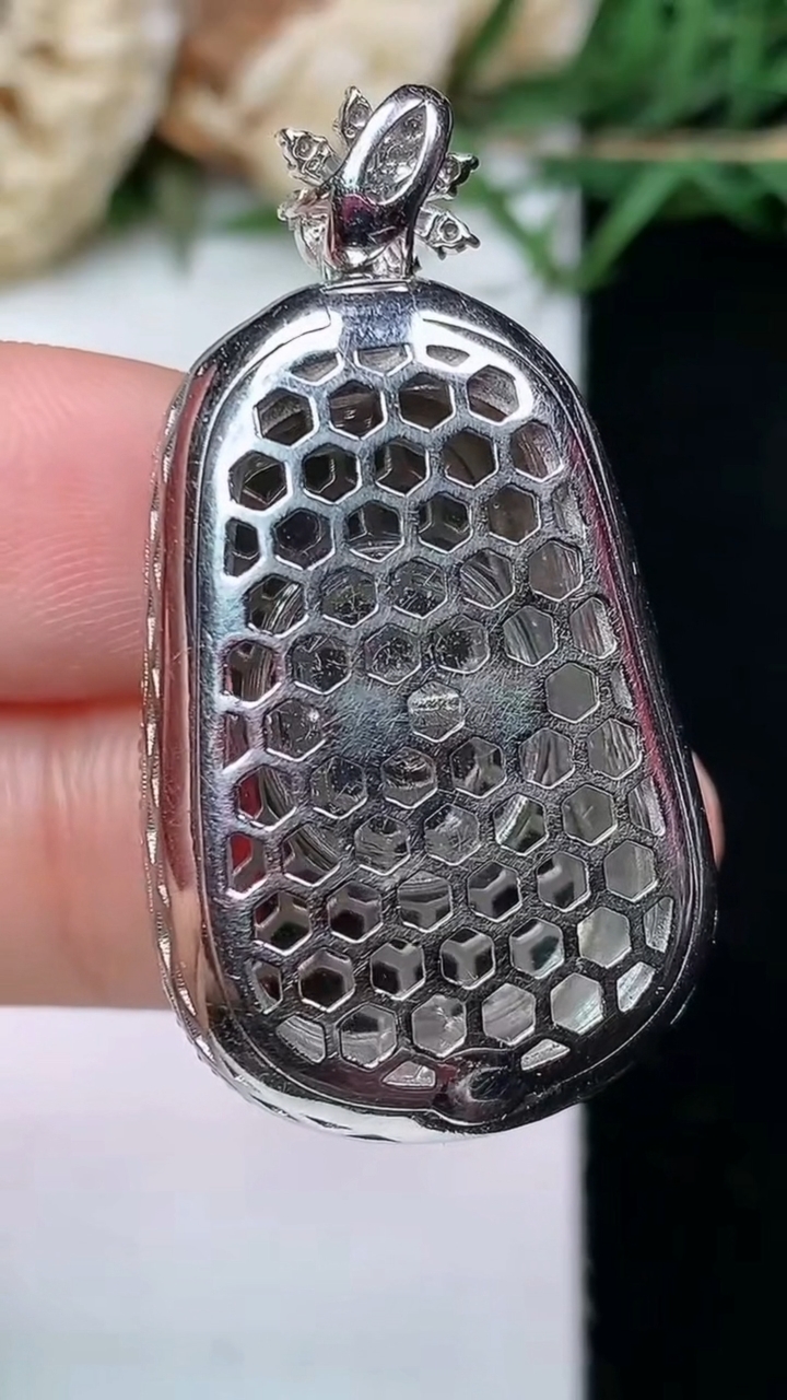 天然A货翡翠如意吊坠，尺寸37.3-19.7-9.8，裸石26.3-16.5，重量:10.17g
4月27日，重量:10.17g