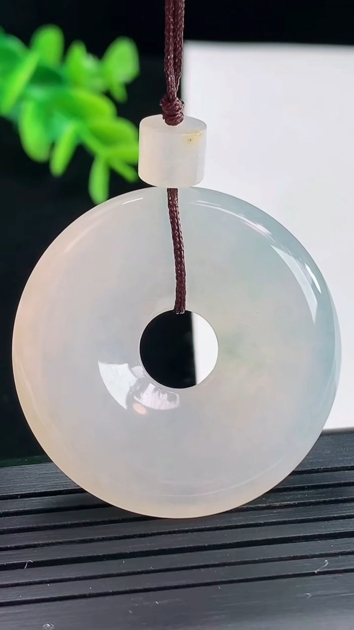 天然A货翡翠平安环吊坠，尺寸38-6重量:18.35g
4月27日