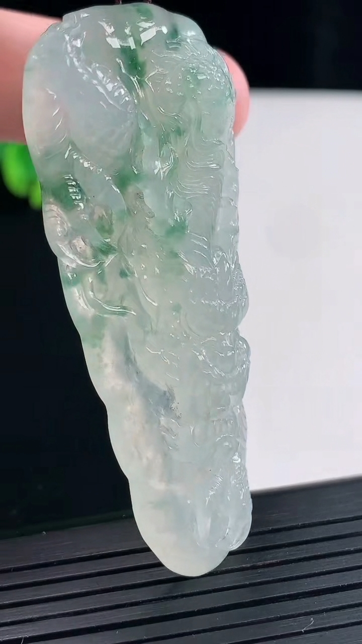 天然A货翡翠冰种飘花龙牌吊坠，尺寸65-32-10重量:28.59g
4月27日