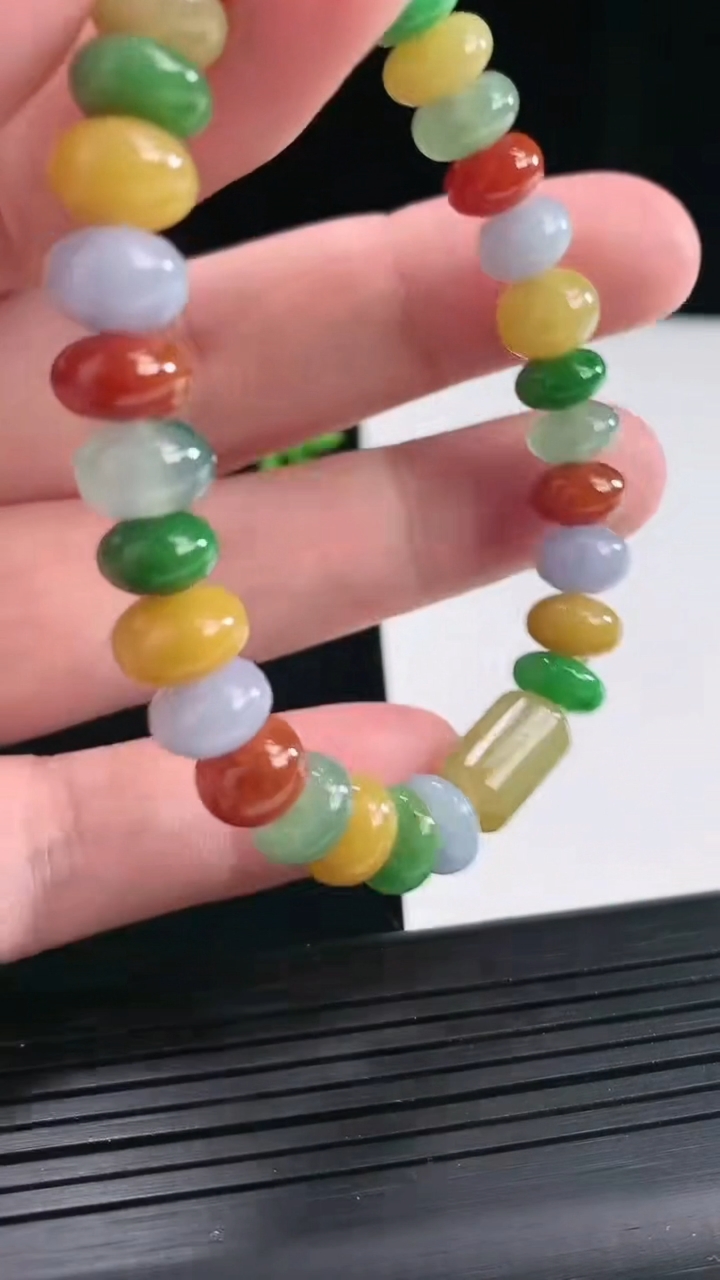 天然A货翡翠三彩算盘珠路路通手串，尺寸12.6-8，8-5.5重量:24.00g4月27日
工厂直销收藏佳品,种好水足，色泽均匀，有种有色，上手高大气！