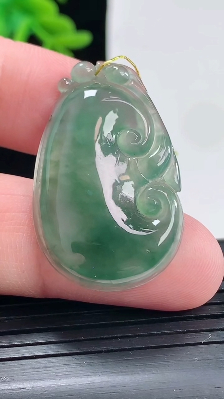 天然A货翡翠冰种飘花如意吊坠，尺寸36-22-4.5重量:5.79g
4月27日