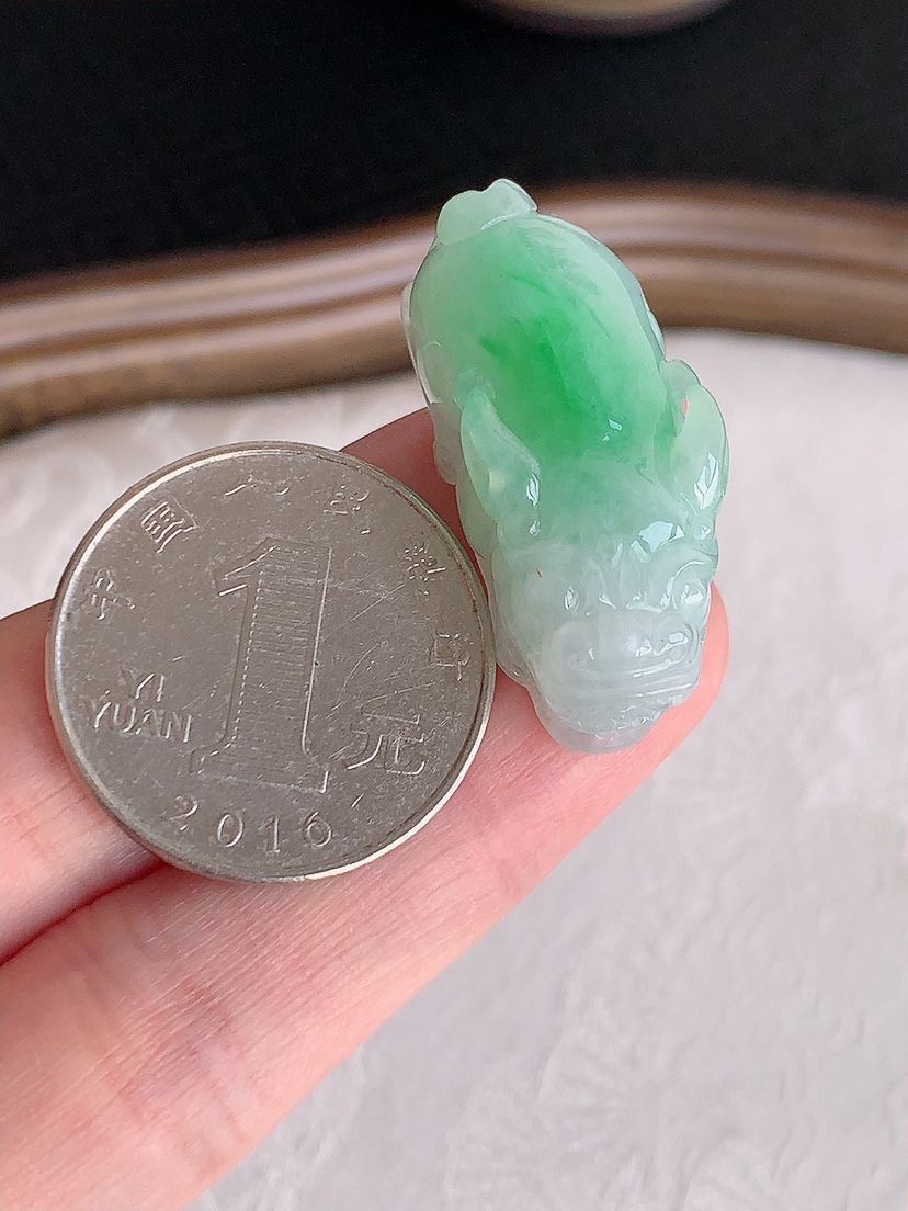 天然A货翡翠飘绿招财貔貅吊坠 
尺寸31-13.2-14mm 重量13.00g 0426