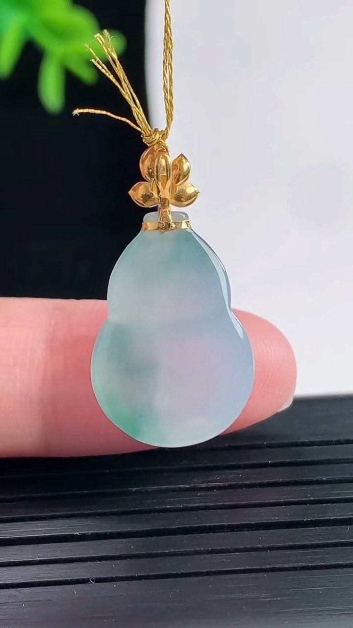 天然A货翡翠种飘花葫芦吊坠，尺寸20-14.5-5.6重量:3.02g
4月27日