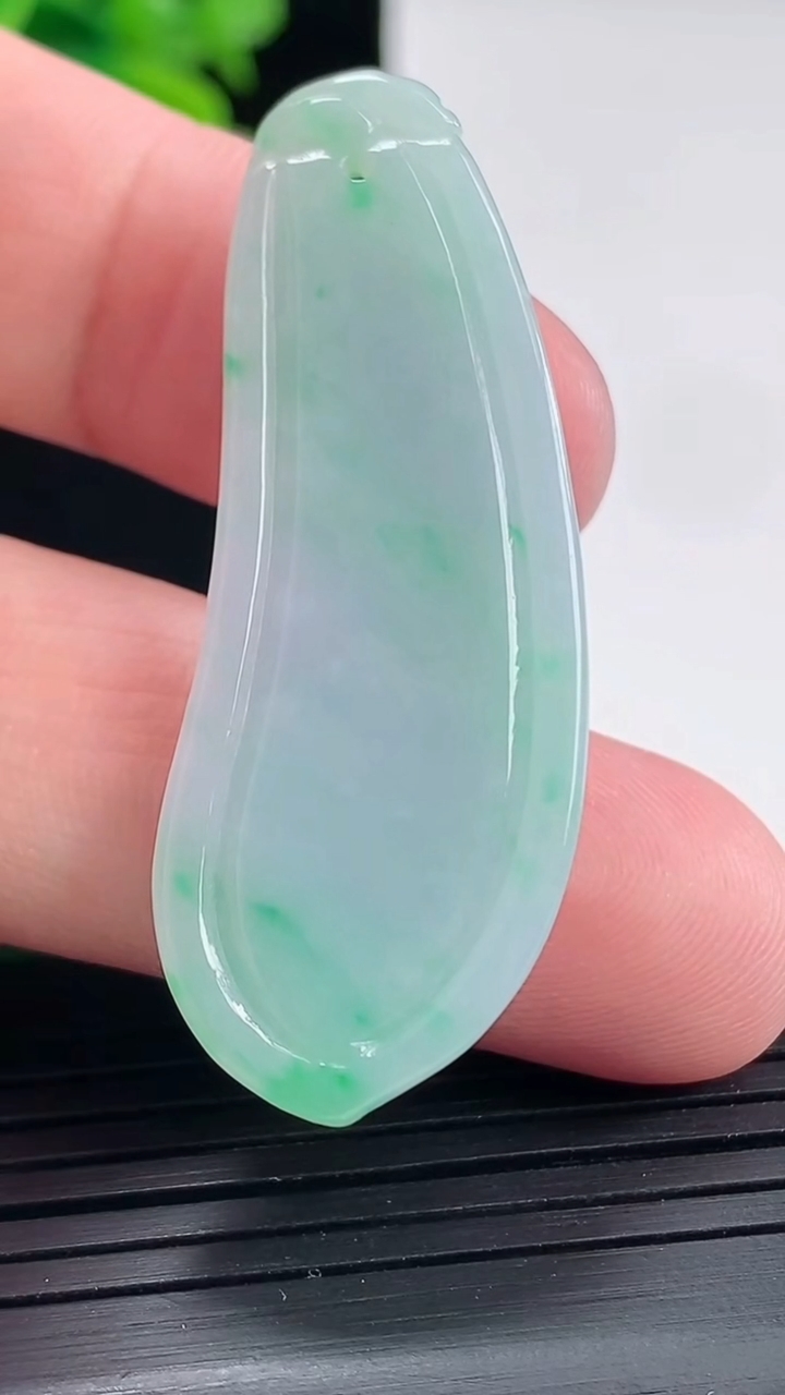 天然A货翡翠春带彩 紫罗兰福瓜吊坠，尺寸46.5-17.5-5.8重量:10.76g
4月27日