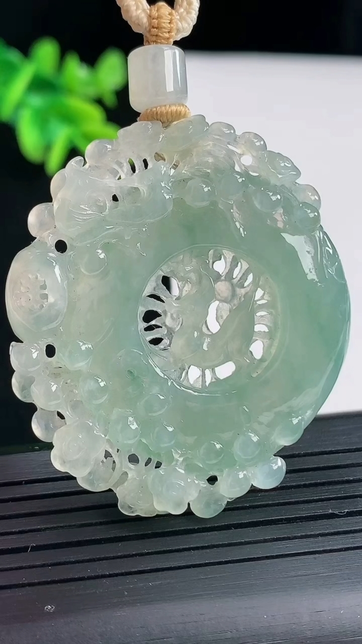 天然A货翡翠喜上眉梢吊坠，尺寸45.6-41.6-7.8重量:25.94g
4月27日