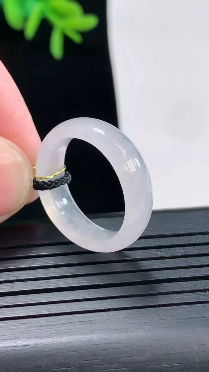 天然A货翡翠玉指环 戒指，尺寸17.5-6-3重量:3.31g2026年4月27日
工厂直销收藏佳品