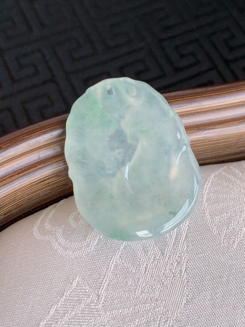 天然A货翡翠飘花生肖狗吊坠 
尺寸29.6-22.8-4.6mm 重量6.68g 0426