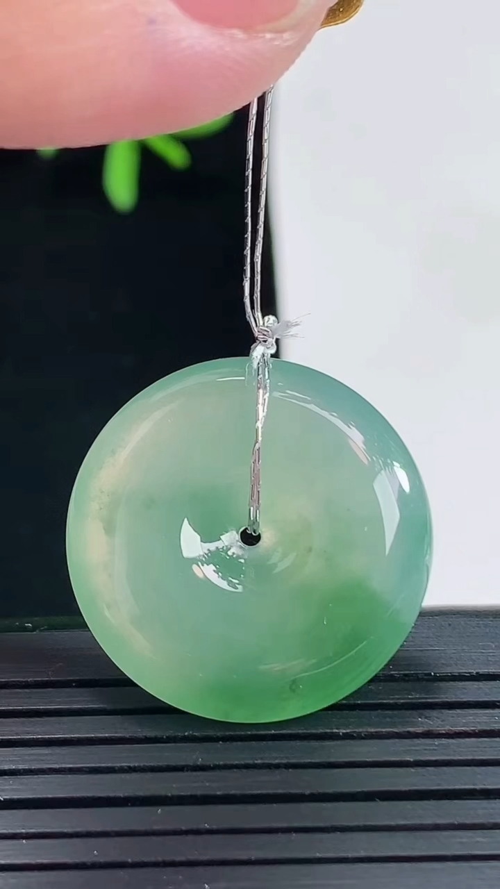 天然A货翡翠平安扣吊坠，尺寸24.5-5.8重量:7.24g
4月27日