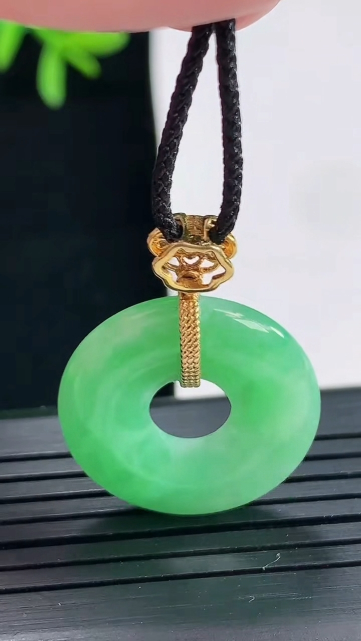 天然A货翡翠平安环吊坠，尺寸22.5-4.5重量:5.19g
4月27日