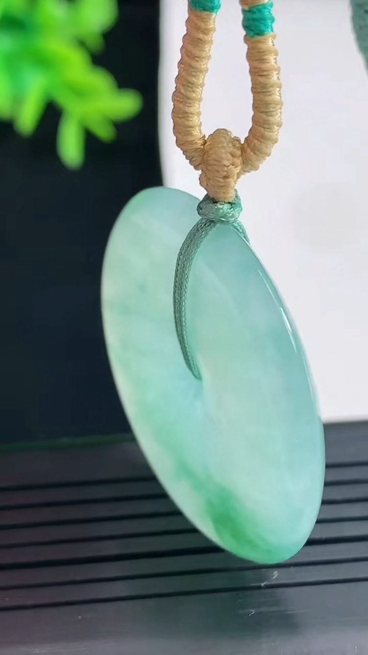 天然A货翡翠种飘花平安扣吊坠，尺寸36-5.6重量:17.55g
4月27日