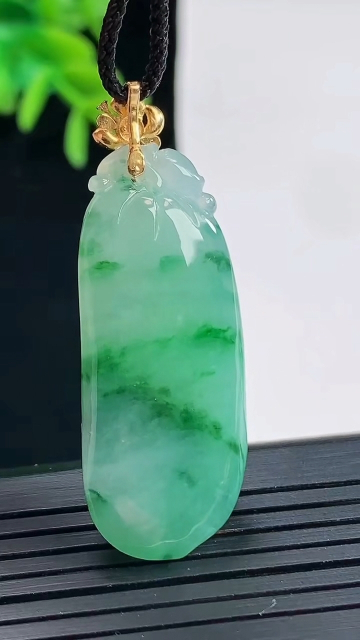 天然A货翡翠福瓜吊坠，尺寸39-16-9.6重量:10.95g
4月27日