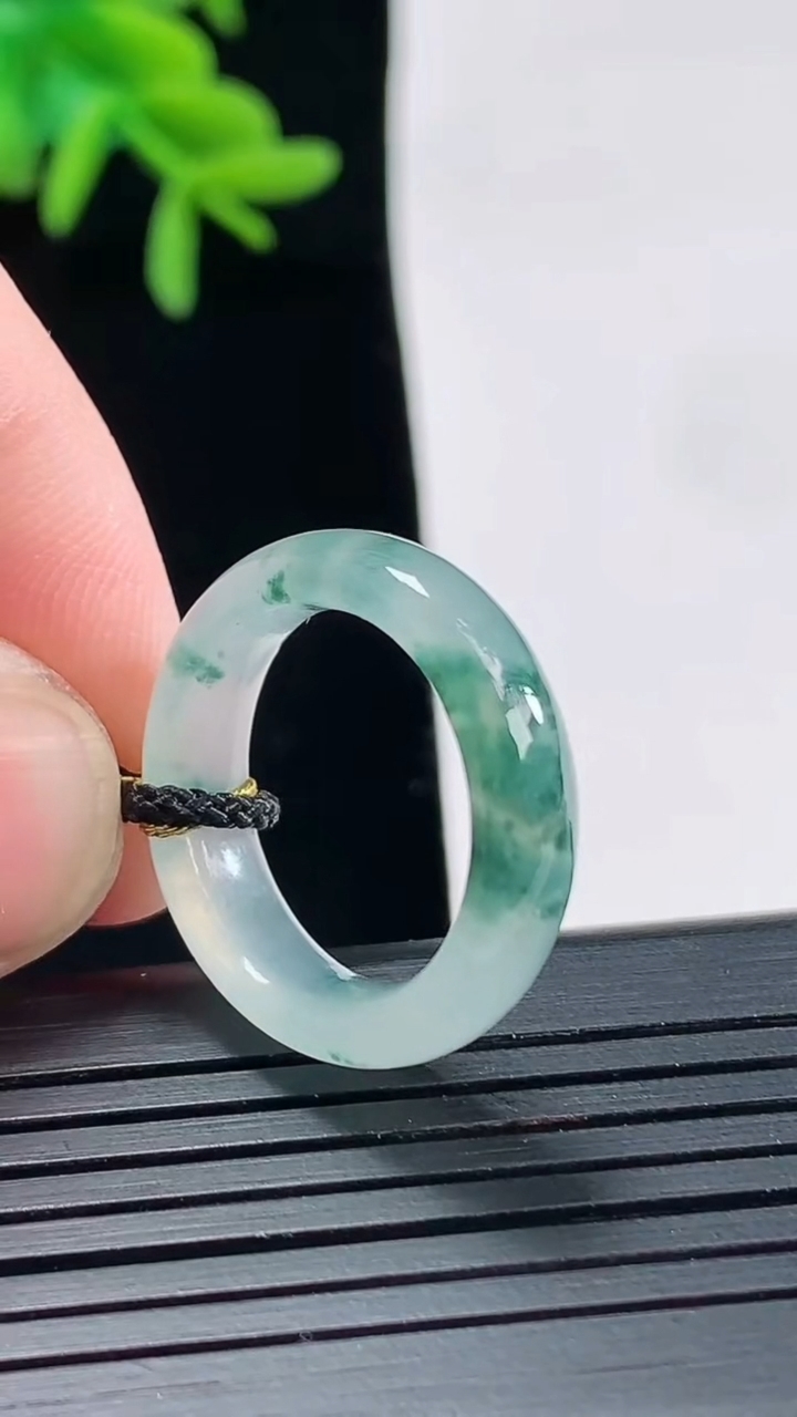 天然A货翡翠飘花玉指环 戒指，尺寸16.5-5.5-3.5重量:3.25g2026年4月27日
工厂