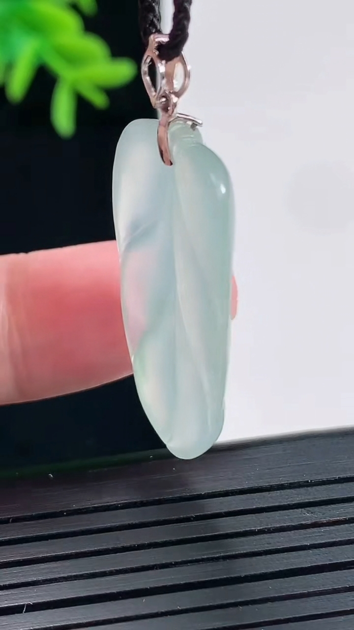 天然A货翡翠金枝玉叶吊坠，尺寸32-19-5重量:5.32g
4月27日