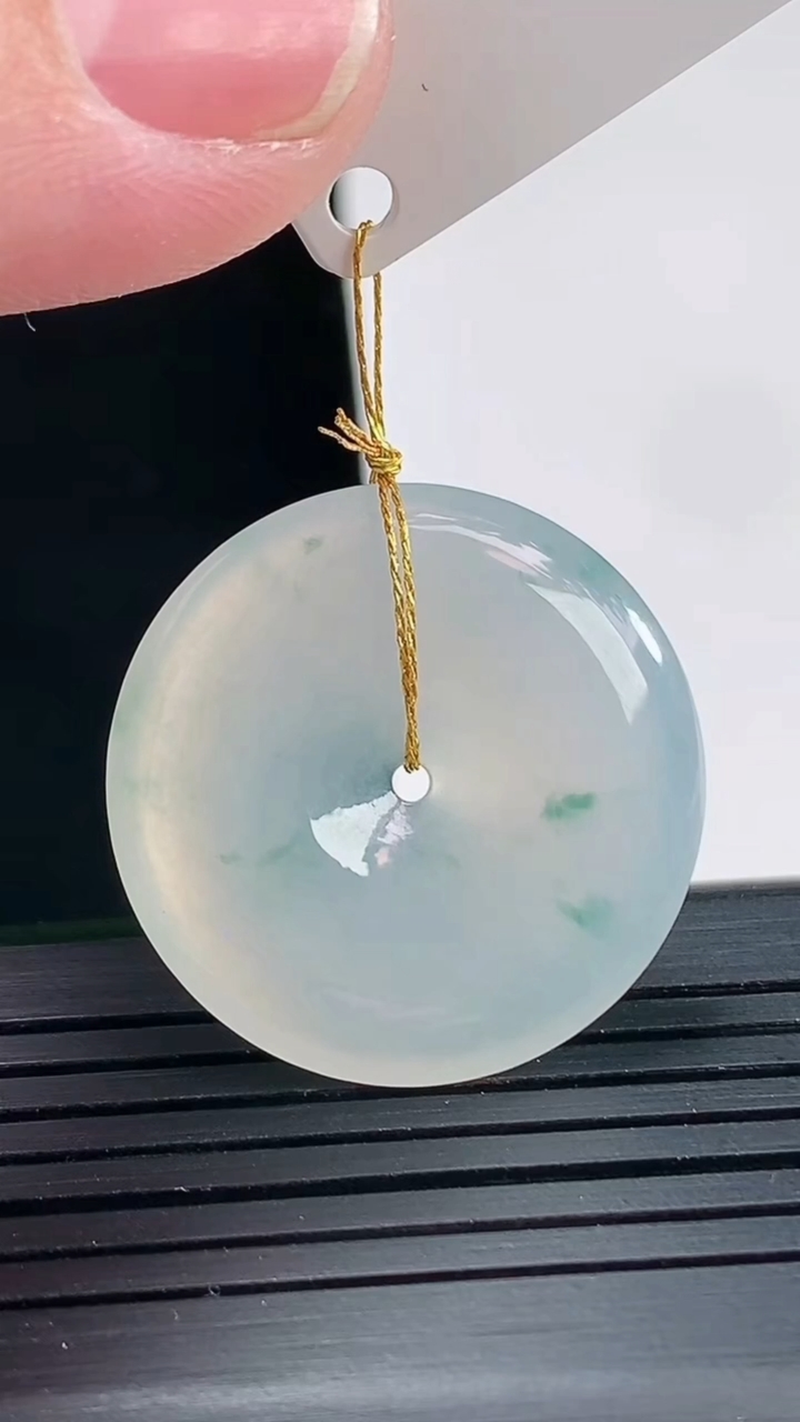 天然A货翡翠冰种飘花平安扣吊坠，尺寸26.6-4.5重量:6.50g
4月27日