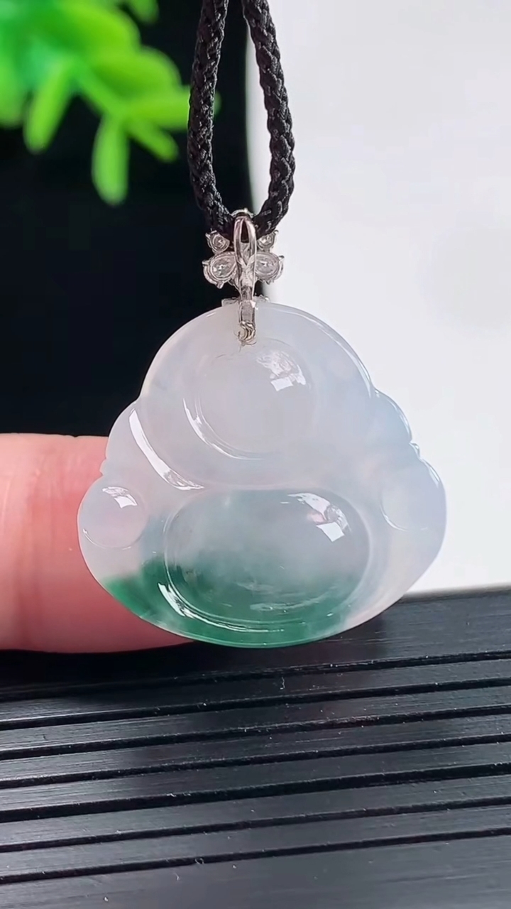 天然A货翡翠种飘花佛公吊坠，尺寸21.6-23.6-5.5重量:4.45g
4月27日