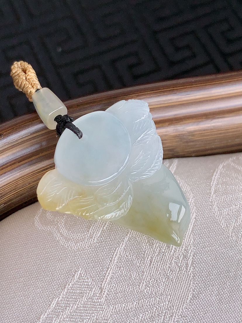 天然A货翡翠飘黄翡天使吊坠 
尺寸26.5-25-10.2mm 重量8.30g 0426