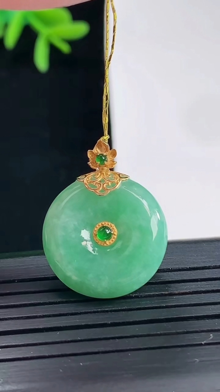 天然A货翡翠平安扣吊坠，尺寸19-5.5重量:4.68g
4月27日