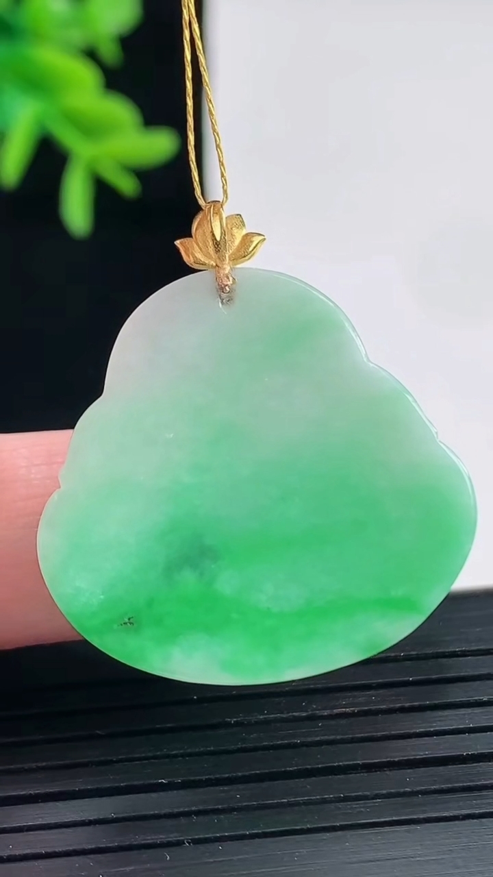 天然A货翡翠佛公吊坠，尺寸27.5-29-4.8重量:6.32g
4月27日