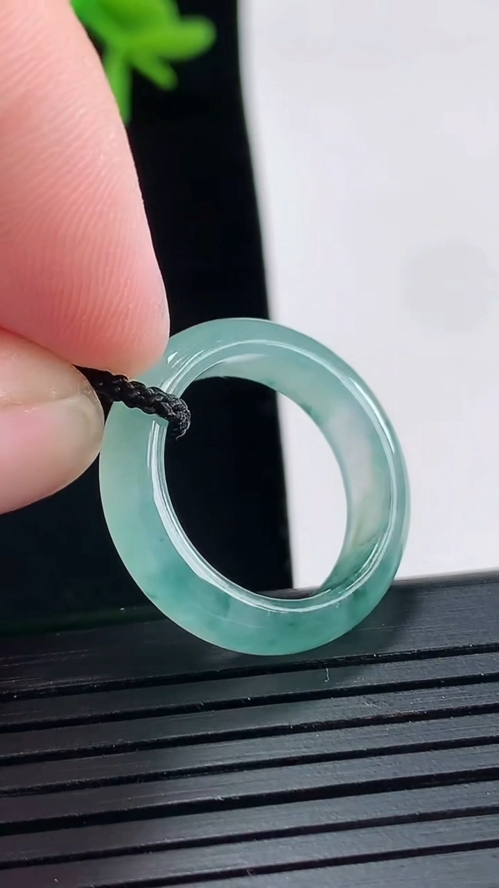 天然A货翡翠冰种飘花玉指环 戒指，尺寸17-5.2-3重量:3.24g2026年4月27日
工厂直销收藏佳品,种好水足，色泽均匀，有种有色，上手高大气！