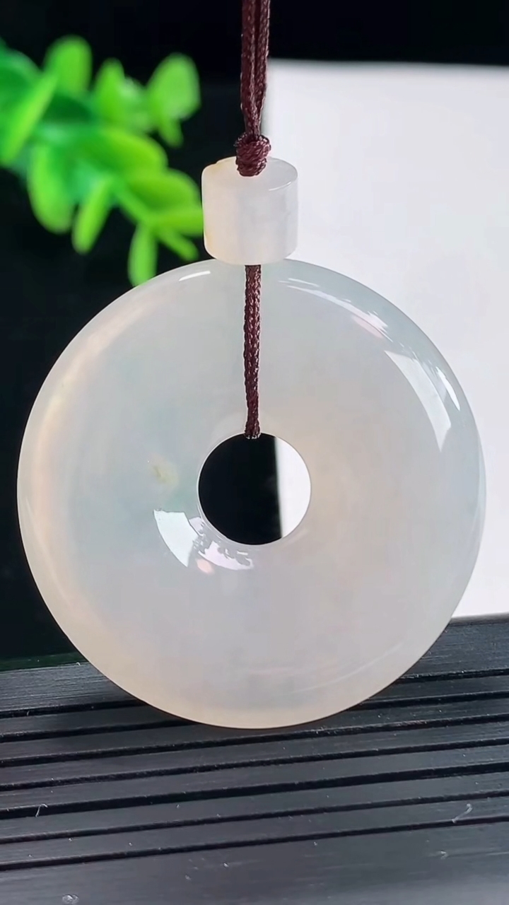 天然A货翡翠平安环吊坠，尺寸38-6重量:18.35g
4月27日