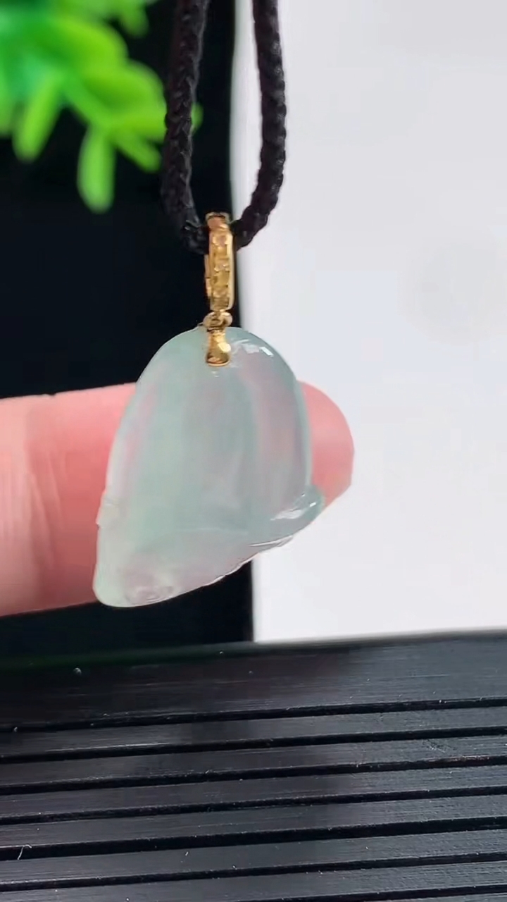 天然A货翡翠莲蓬吊坠，尺寸21.8-14.5-8重量:3.74g
4月27日