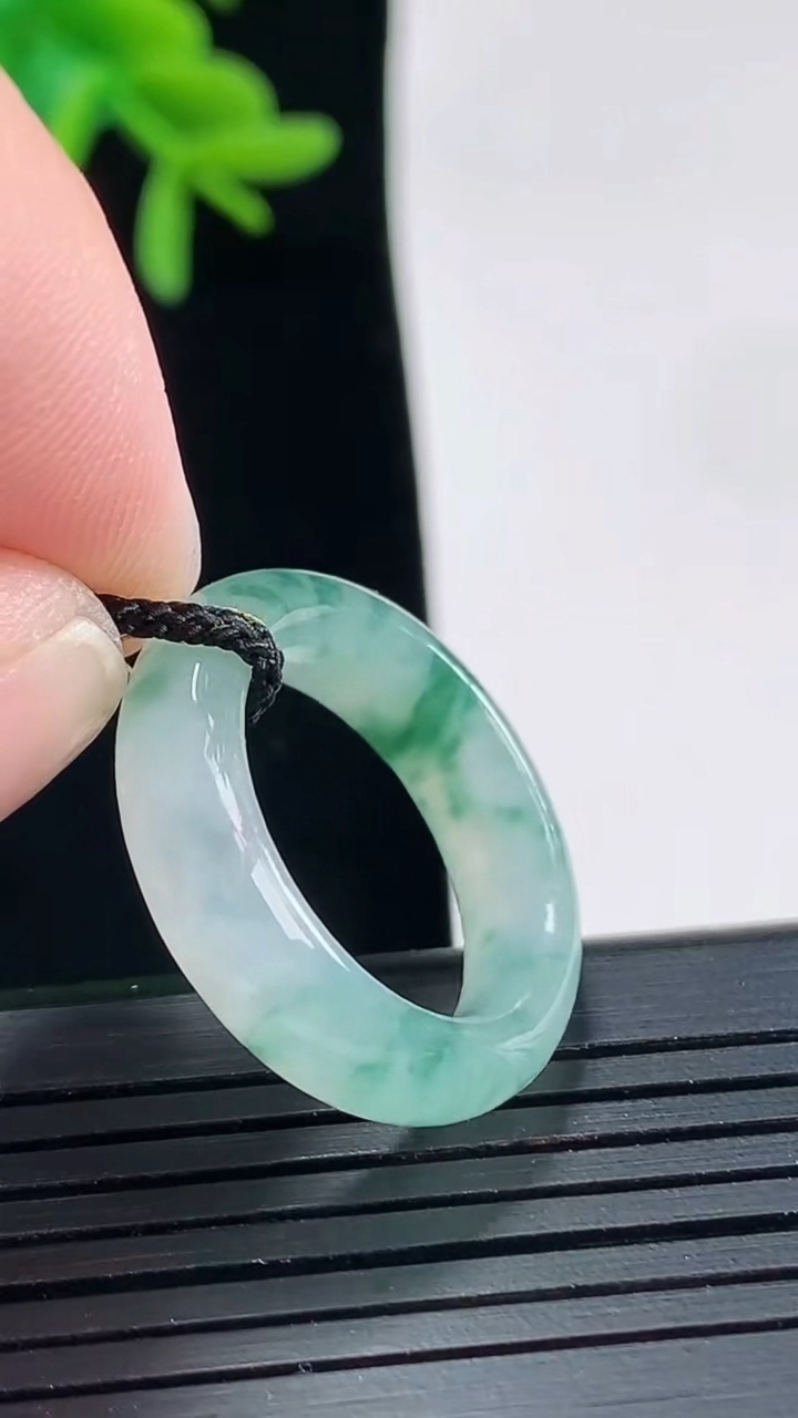 天然A货翡翠飘花玉指环 戒指，尺寸16.8-5.5-4重量:4.09g2026年4月27日
工厂直销收藏佳品,种好水足，色泽均匀，有种有色，上手高大气！