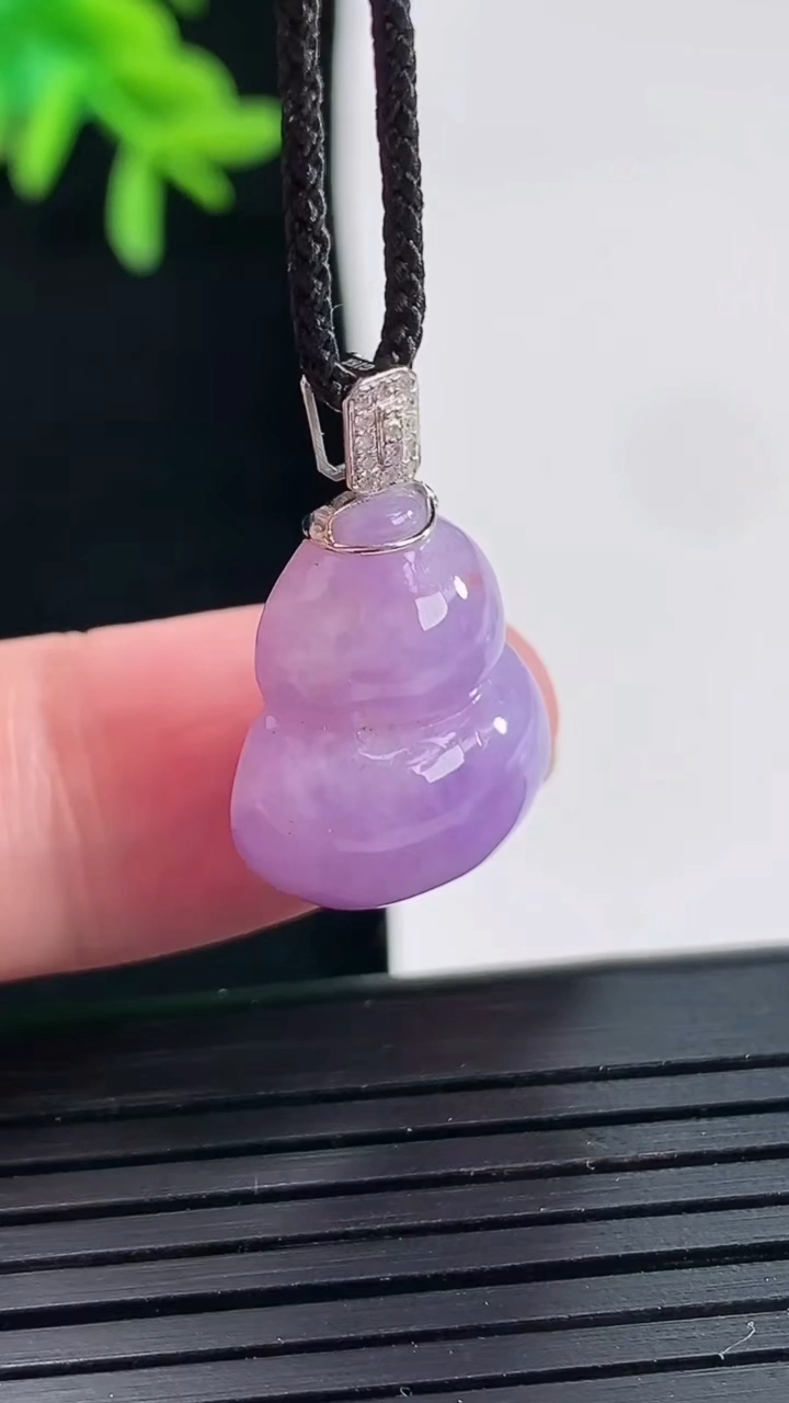天然A货翡翠18k金紫罗兰葫芦吊坠，尺寸18-15.5-8.8重量:4.07g
4月27日