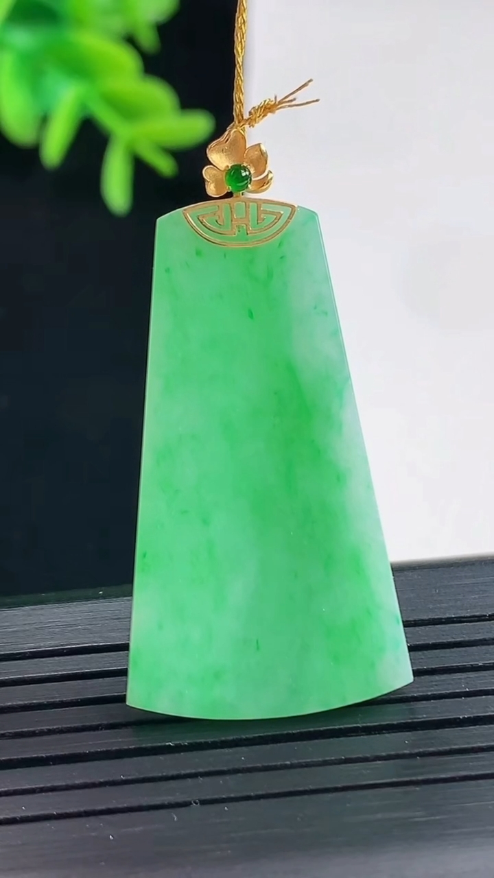 天然A货翡翠无事牌吊坠，尺寸38-20.6-2.2重量:5.28g
4月27日