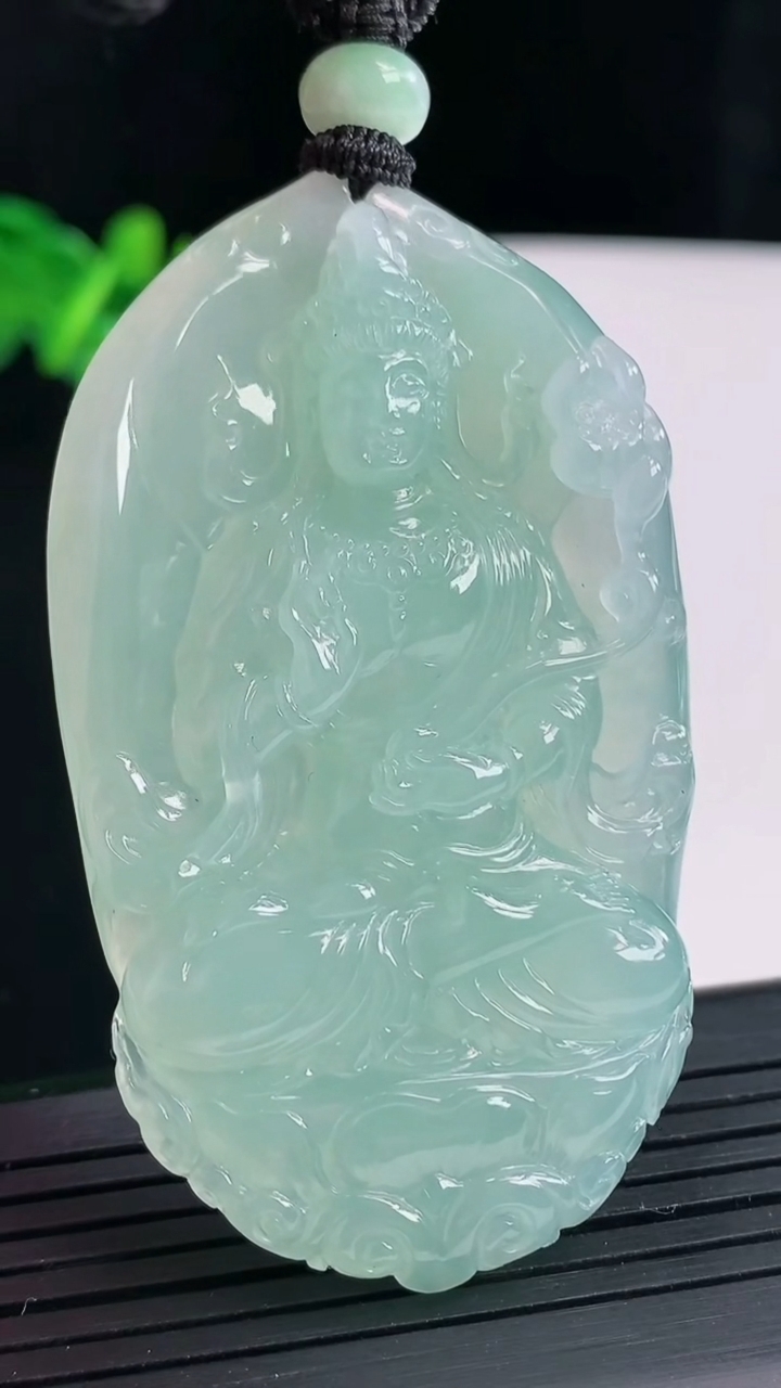 天然A货翡翠大势至菩萨吊坠，尺寸61-38-8.9重量:36.62g
4月27日