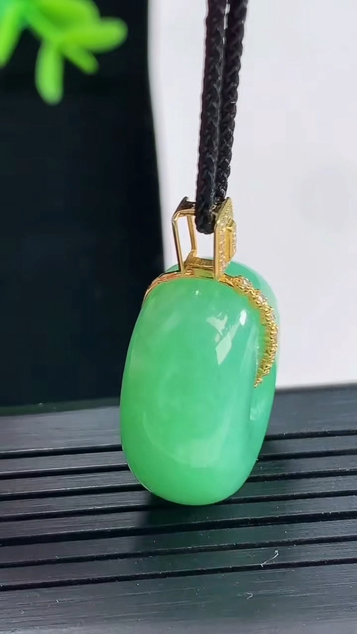 天然A货翡翠路路通吊坠，尺寸22-10.8重量:11.88g
4月27日