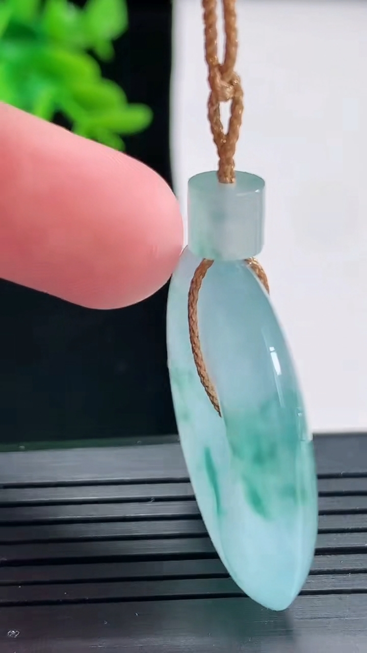 天然A货翡翠种飘花平安扣吊坠，尺寸34-5.8重量:14.40g
4月27日