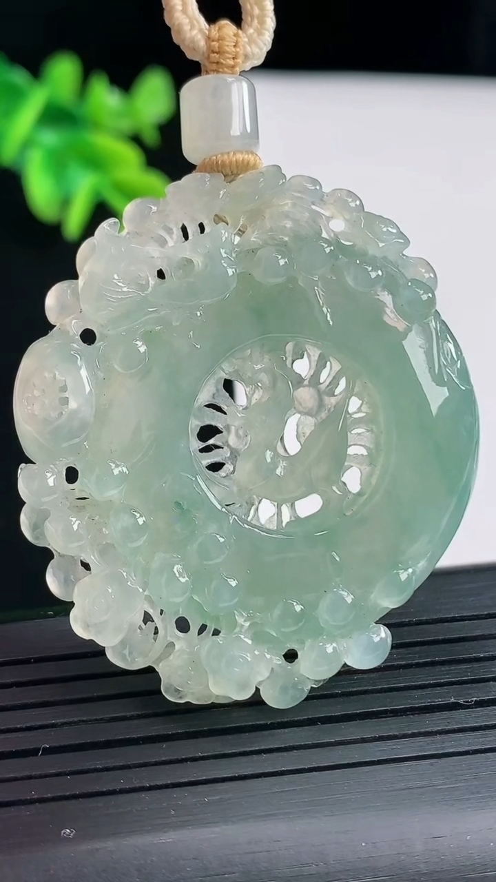 天然A货翡翠喜上眉梢吊坠，尺寸45.6-41.6-7.8重量:25.94g
4月27日