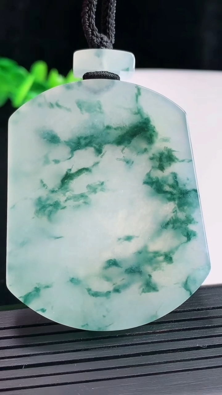 天然A货翡翠种飘花无事牌吊坠，尺寸55.5-44-6重量:48.14g
4月27日