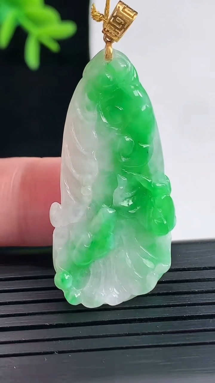 天然A货翡翠白菜吊坠，尺寸38-19-3.8重量:6.40g
4月27日