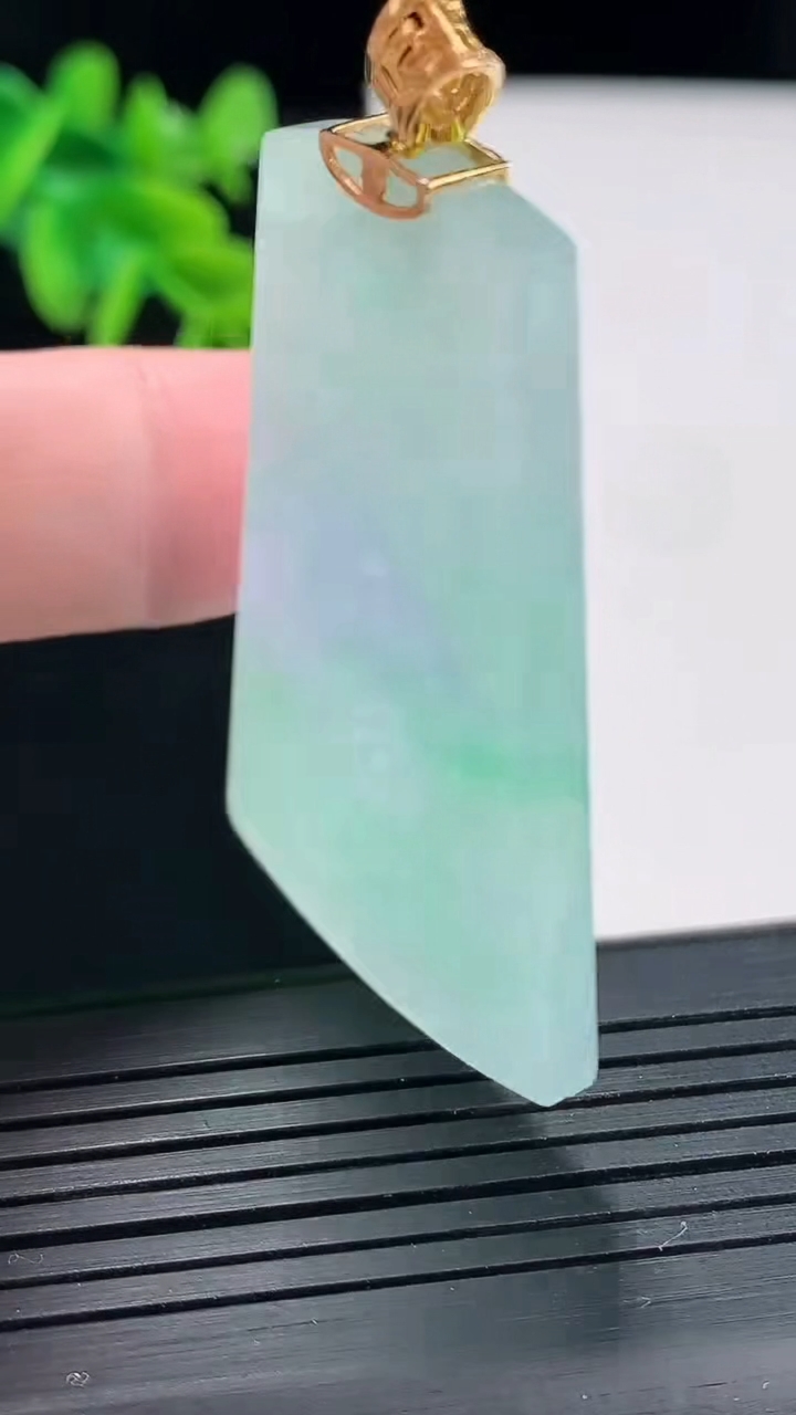 天然A货翡翠无事牌吊坠，尺寸47.5-30.5-3.5重量:14.74g
4月27日