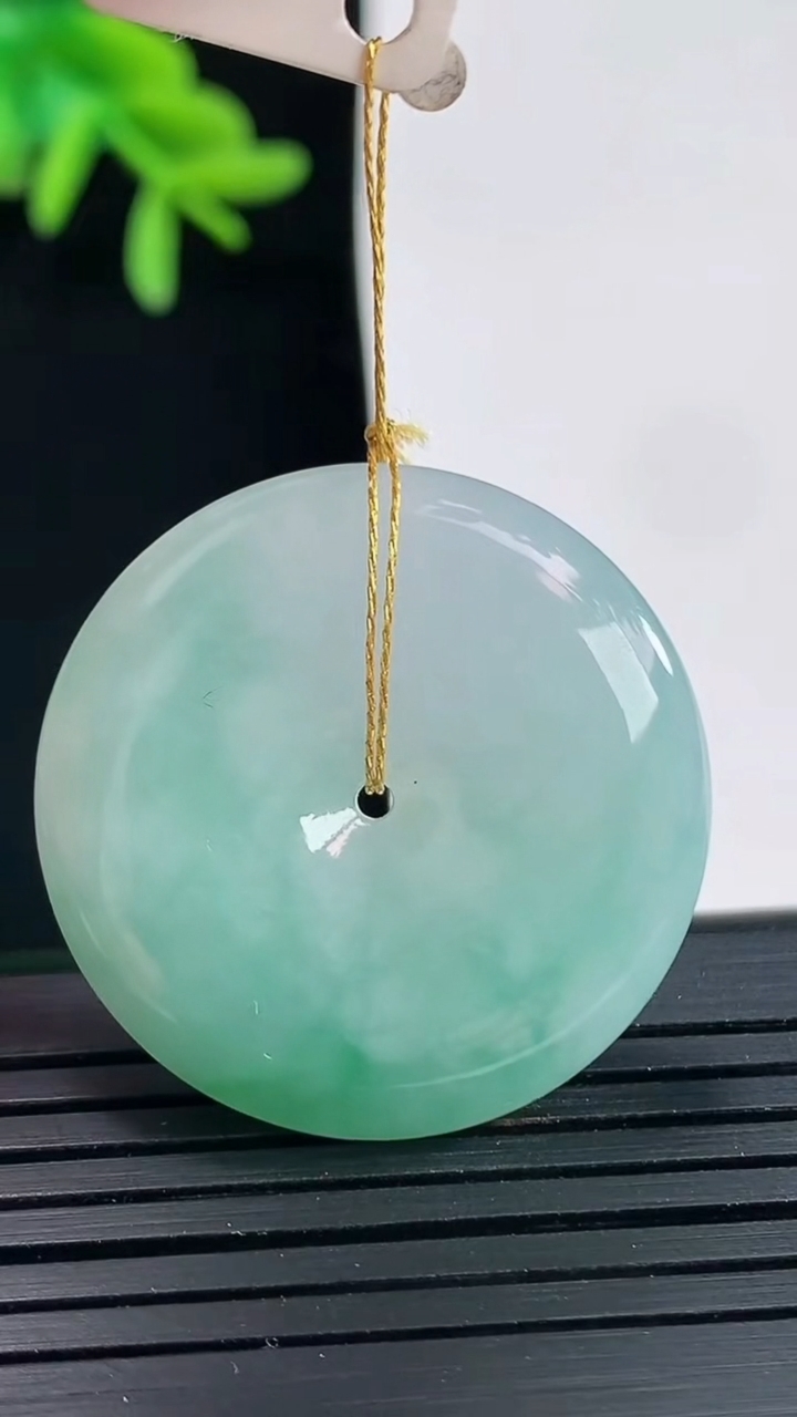 天然A货翡翠平安扣吊坠，尺寸30-6.2重量:11.60g
4月27日