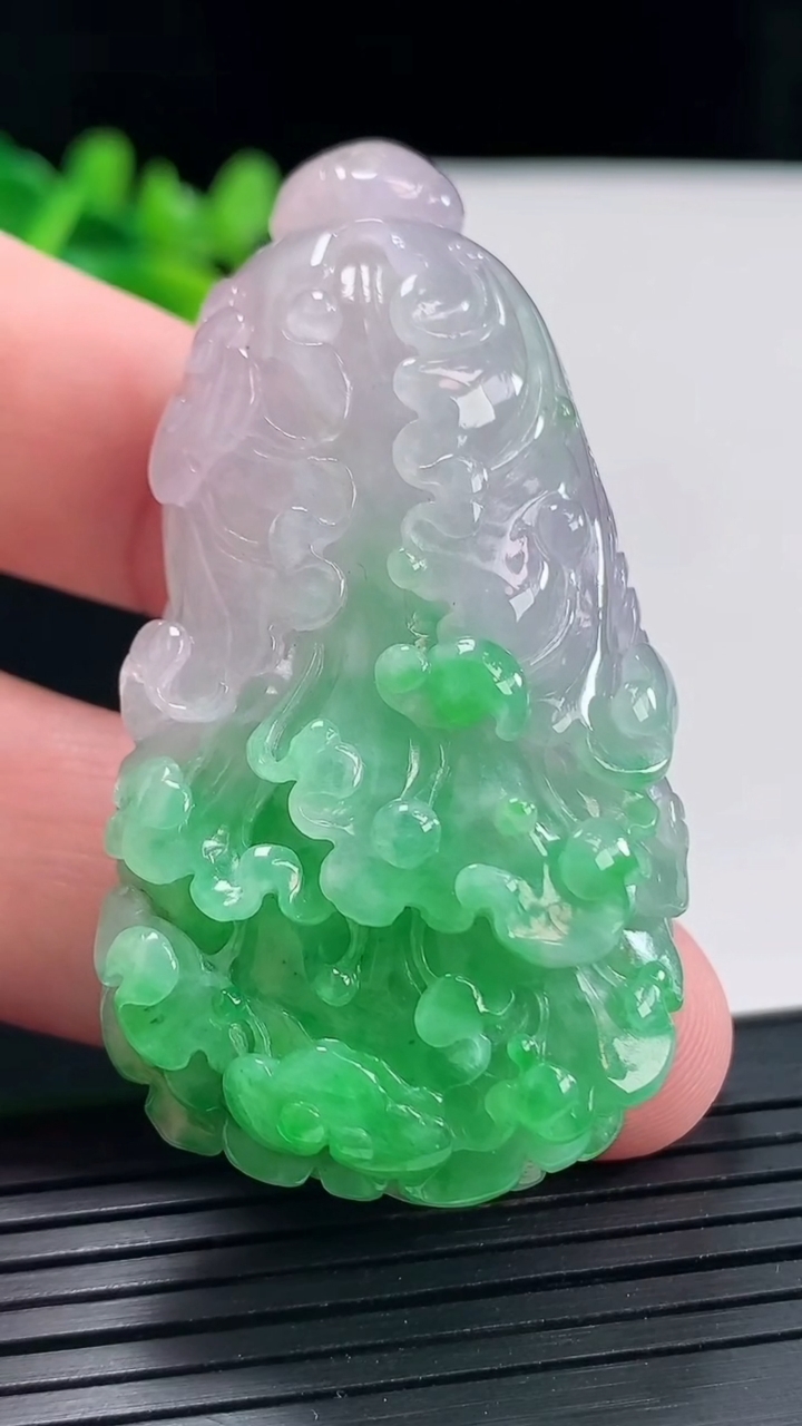 天然A货翡翠白菜吊坠，尺寸58-30-15重量:41.87g
4月27日