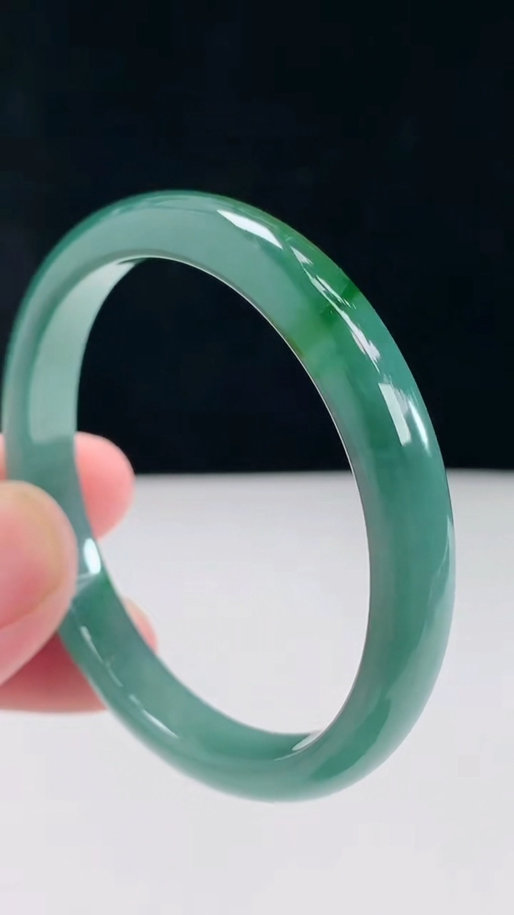 圈口52翡翠a货蓝水宽边手镯尺寸52-45-8.3-5.3重:23.97g2224月27日