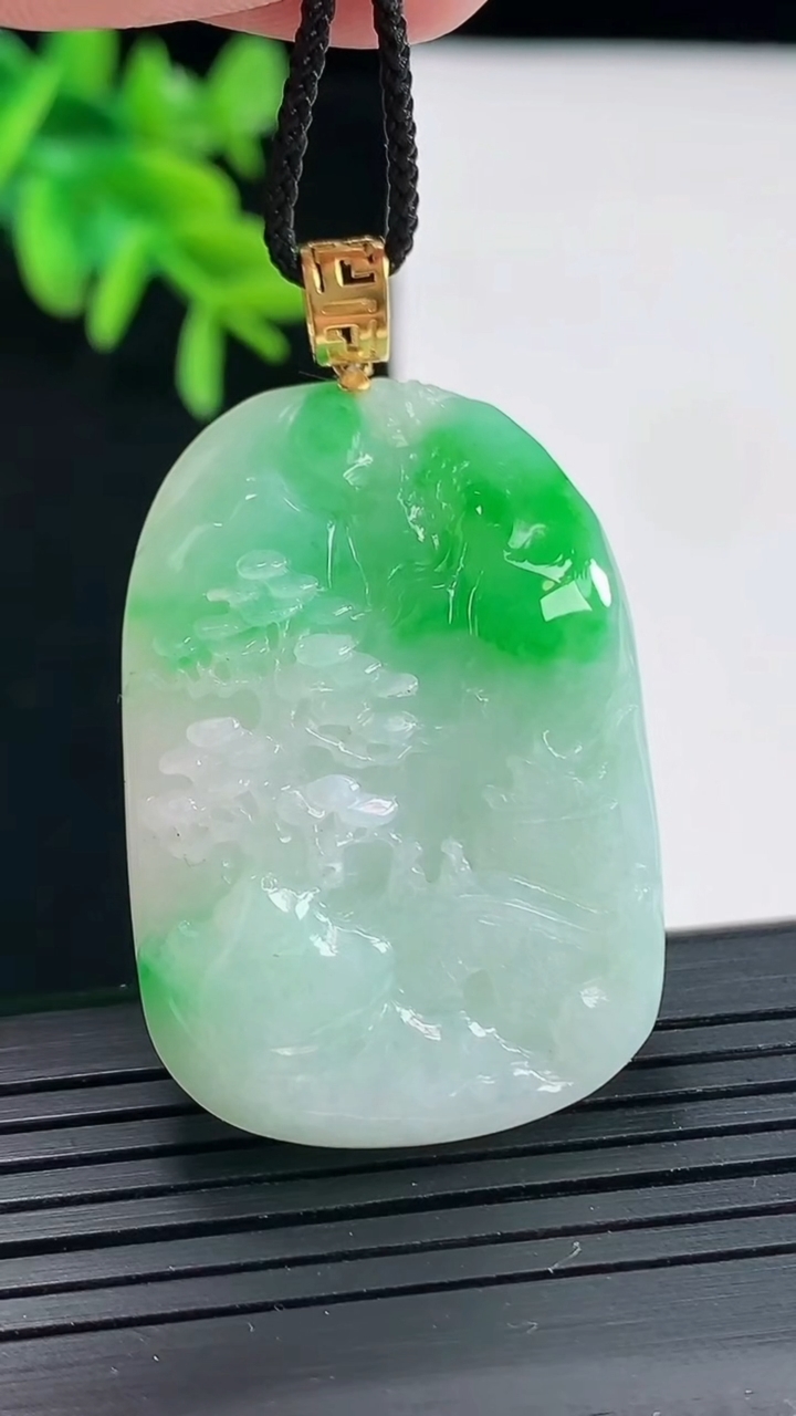 天然A货翡翠山水牌吊坠，尺寸38.5-26.8-8.6重量:16.89g
4月27日