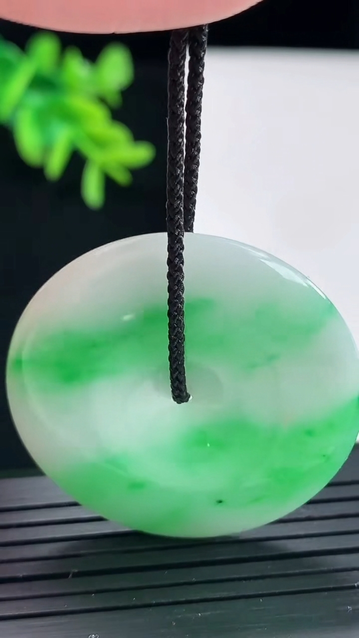 天然A货翡翠平安扣吊坠，尺寸38-5.2重量:16.50g
4月27日