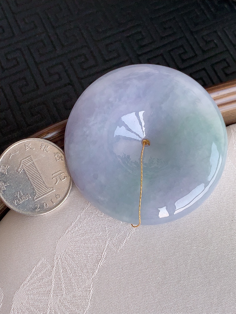 天然A货翡翠紫罗兰大件厚装平安扣吊坠 
尺寸52-12mm 重量72.66g 0426