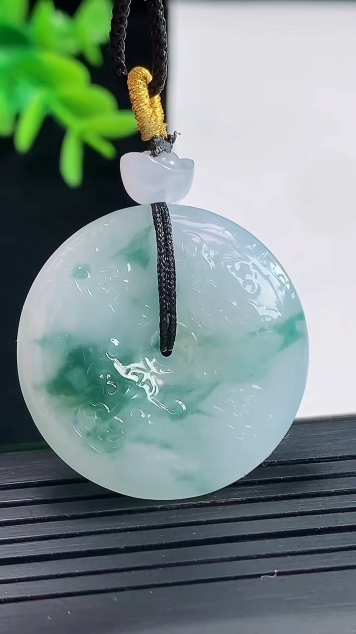 天然A货翡翠种仿古平安扣吊坠，尺寸31-5.5重量:11.23g
4月27日