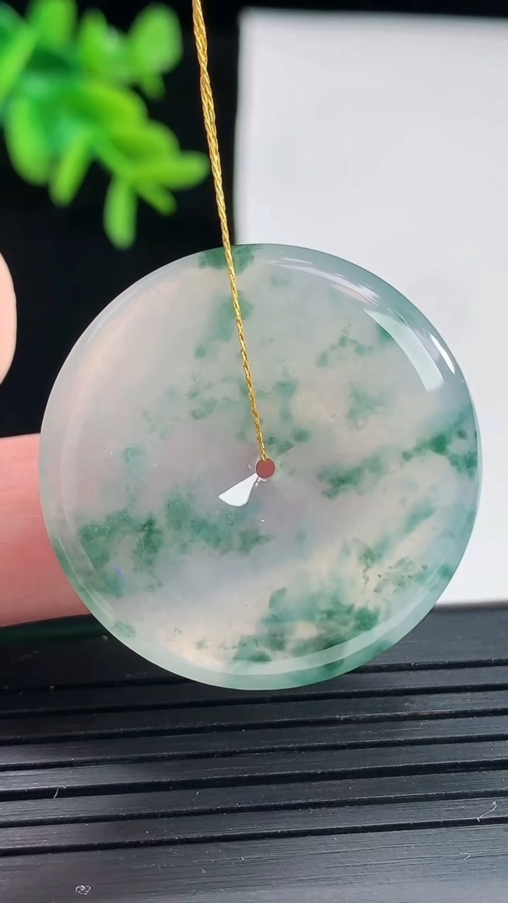 天然A货翡翠种飘花平安扣吊坠，尺寸32.6-4.8重量:11.12g
4月27日