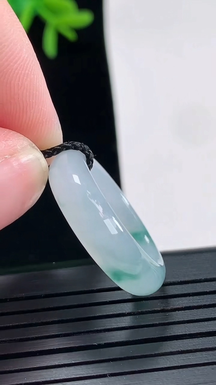 天然A货翡翠冰种飘花玉指环 戒指，尺寸18-5.8-3.5重量:4.18g2026年4月27日
工厂直销收藏佳品,种好水足，色泽均匀，有种有色，上手高大气！