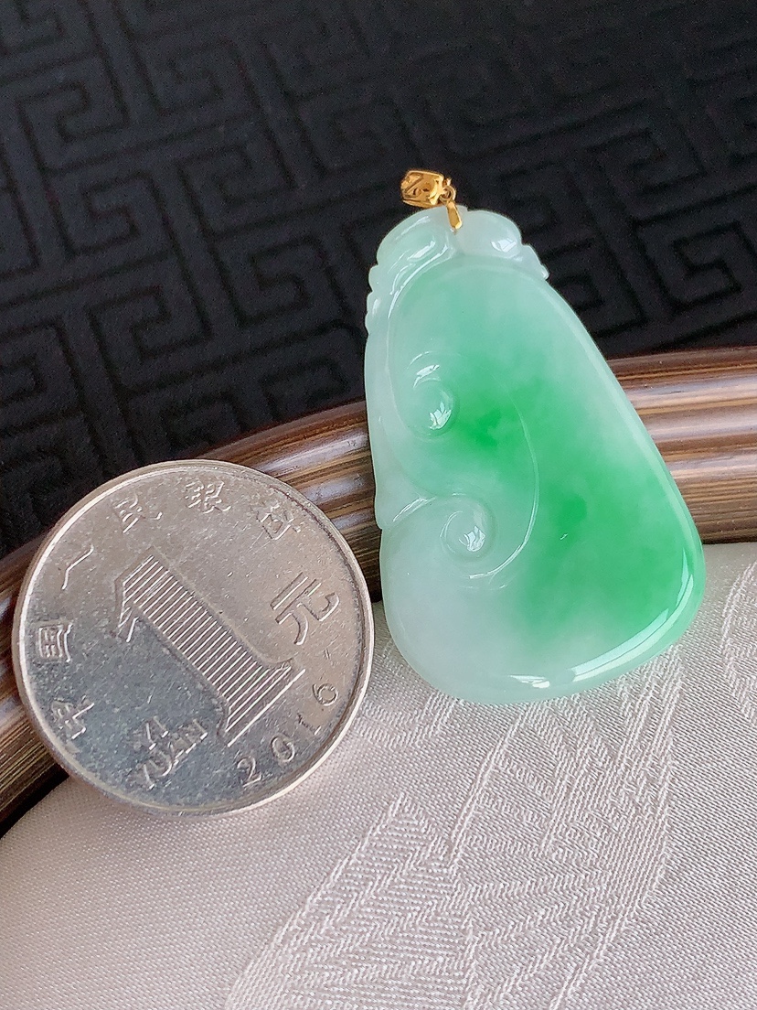 天然A货翡翠18K金扣头飘绿如意吊坠 
尺寸36.3-23.2-3mm 重量6.00g 0426