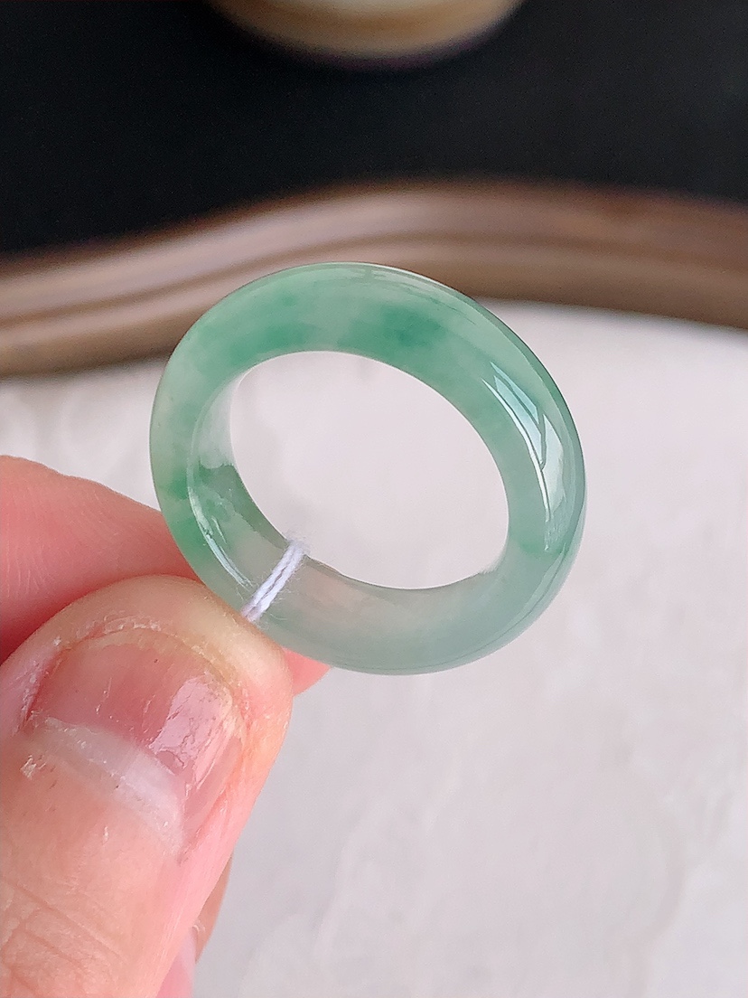 天然A货翡翠飘花素面戒指 
尺寸17.7-6-3.8mm 重量4.58g 0426