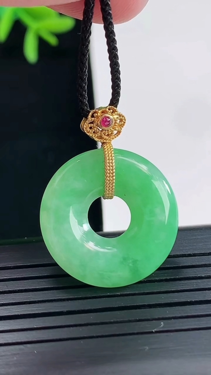 天然A货翡翠平安环吊坠，尺寸22.5-4.5重量:5.19g
4月27日