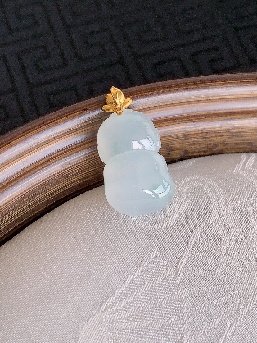 天然A货翡翠18K金扣头飘花沙弥吊坠 
尺寸22.3-17.3-11.2-7.7mm 重量3.08g 0426