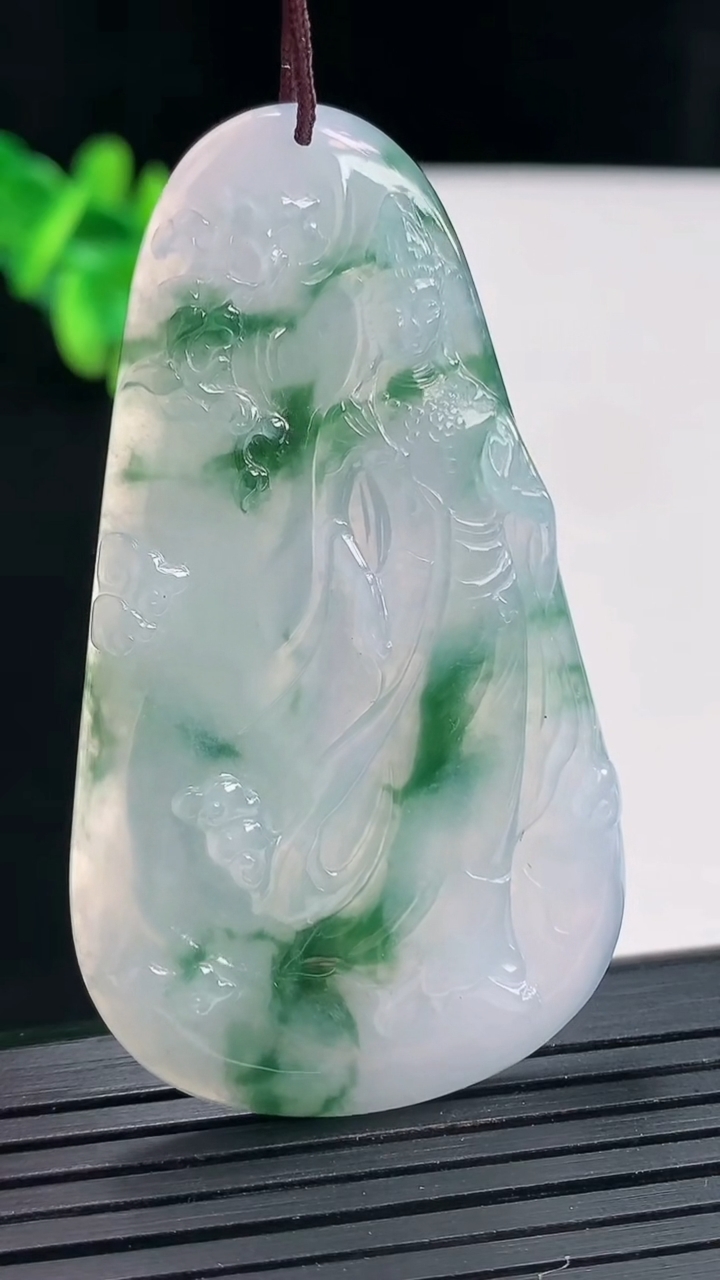天然A货翡翠冰种飘花观音菩萨吊坠，尺寸59.5-34-5重量:19.74g
4月27日