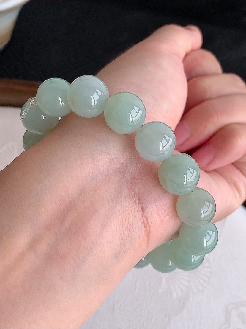 天然A货翡翠飘黄翡圆珠佛珠手串16颗 
尺寸12.6mm 重量57.28g 0426